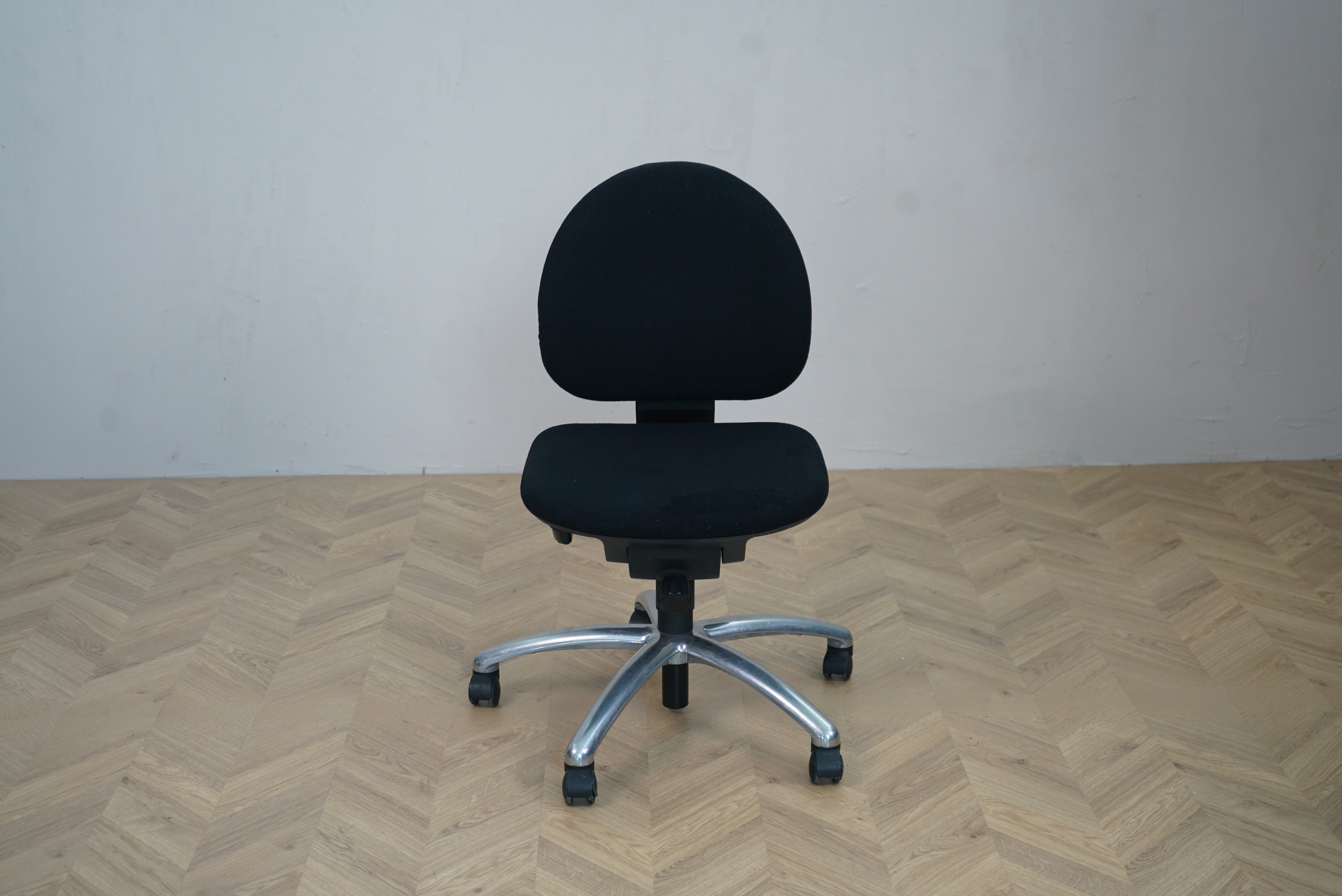 Frontvisning af Labofa Munch kontorstol i sort med ergonomisk design og solid konstruktion.